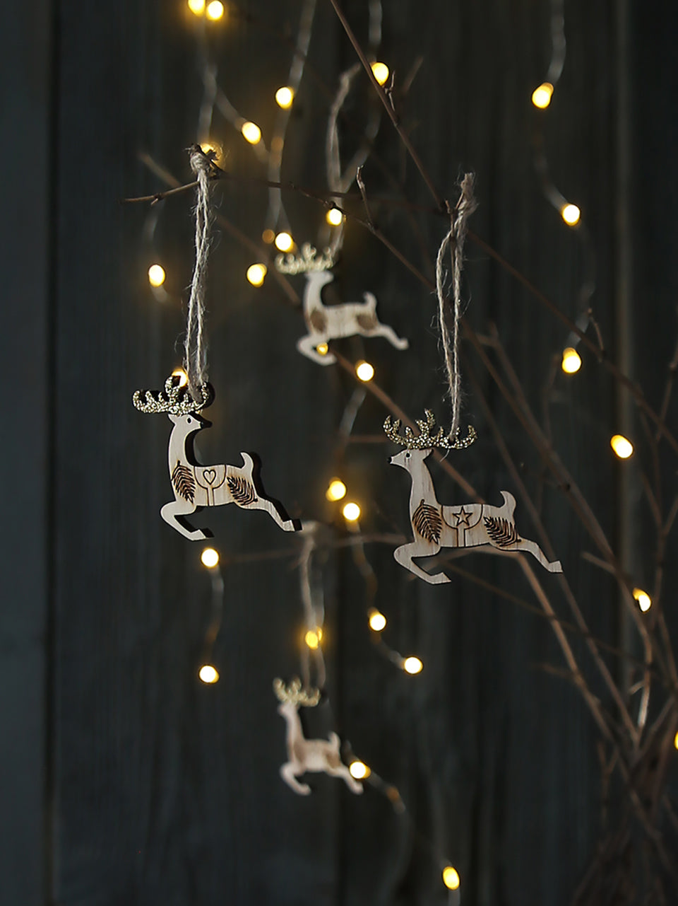 Reno saltando con astas doradas (juego de ocho)