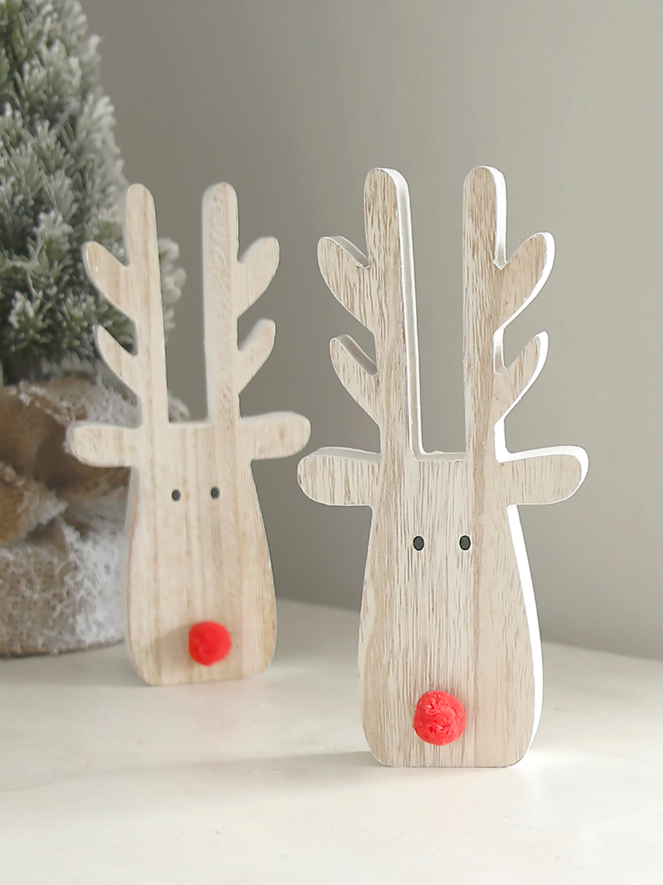 Reno de nariz roja de pie de madera