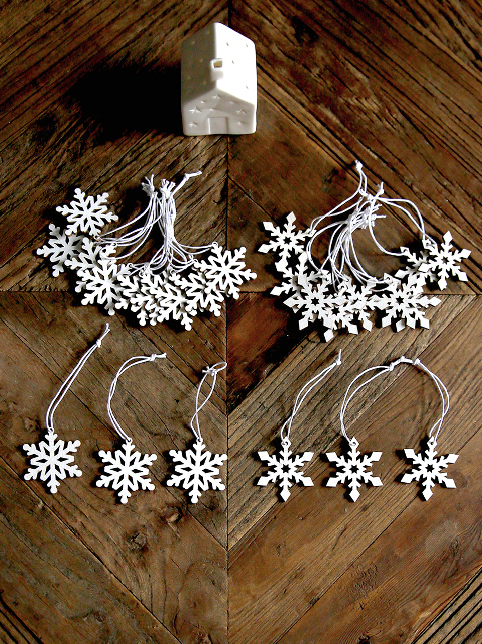 Juego de 24 copos de nieve de madera blanca
