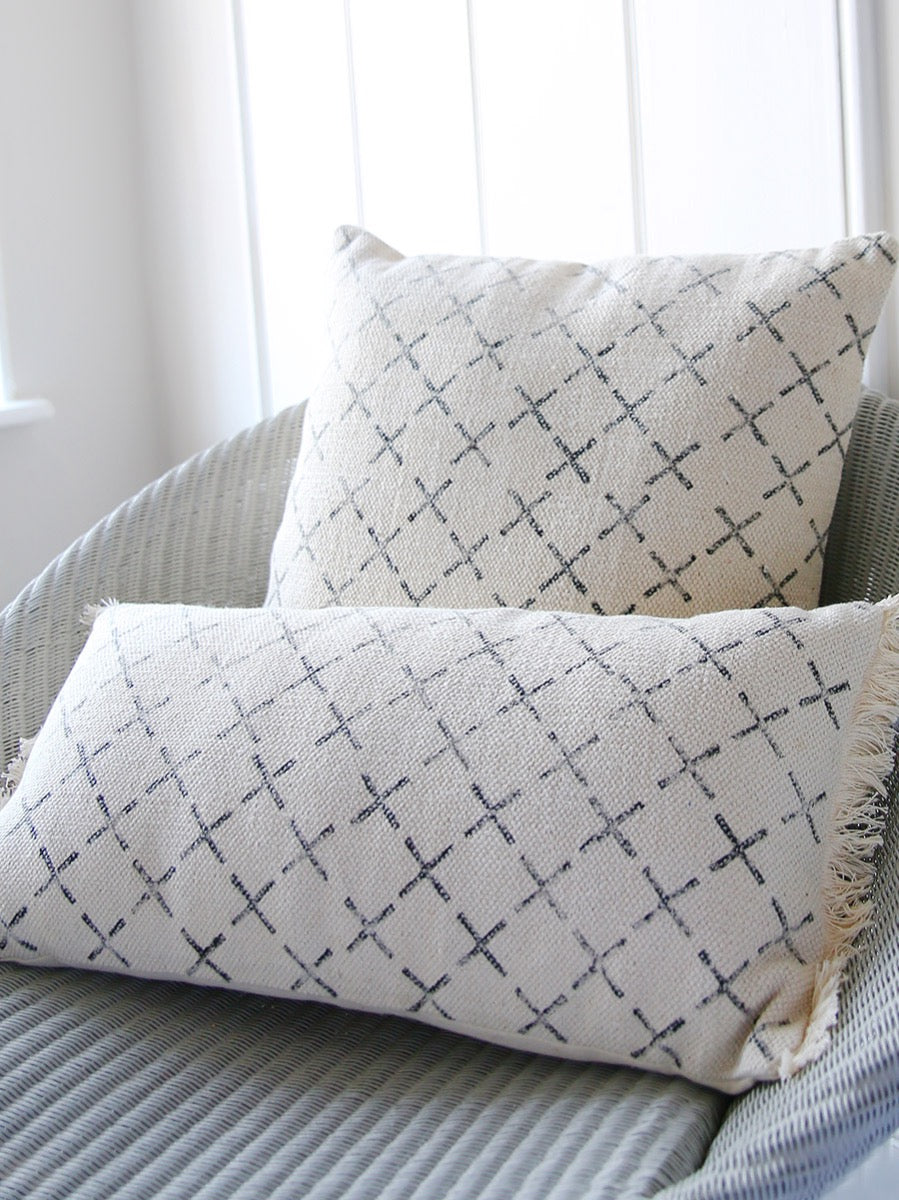 Cojín con estampado de cruces grises